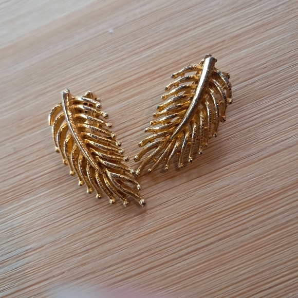 Elegant Gold Leaf Earrings - Picture 3 of 6
